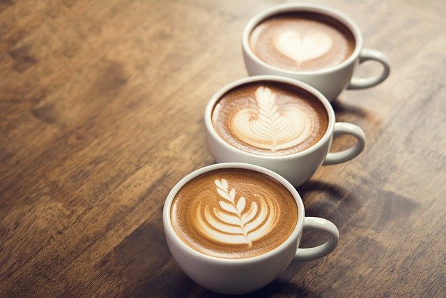 Co nas lepiej pobudzi: kawa czy napoje energetyczne?